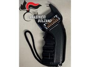 Carabinieri beschlagnahmen Elektroschocker am Bahnhof