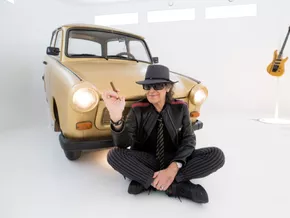 Udo Lindenbergs halber goldener Trabi brachte 1.430 Euro
