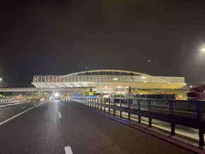 Bauwerk von 650 Tonnen sitzt in weniger als vier Stunden