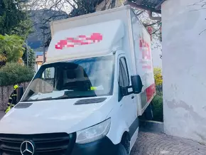 Kleinlaster bleibt in engen Gassen von Auer stecken