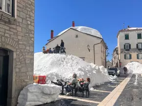 Nach der Schneewalze im Apennin: Aperitif auf dem Schneehaufen