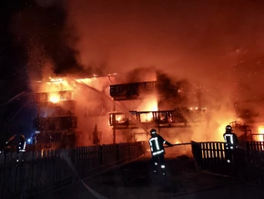 Großbrand: Mehrfamilienhaus im Pustertal schwer beschädigt