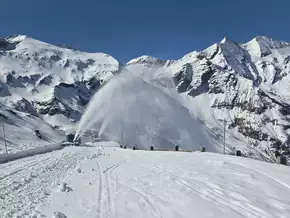 Großglockner Hochalpenstraße: Schneefräsen schneiden den Weg frei