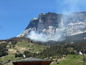 Waldbrand in den Dolomiten: Löschhubschrauber rückt aus