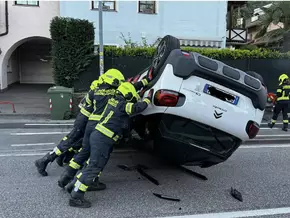 Auto rasiert Begrenzungsgestänge ab