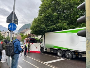 Auf Fahrrad von Lkw erfasst: A. K. [46] stirbt bei Unfall in Bozen
