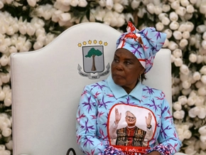 First Lady begrüßt Papst in Leo-XIV.-Hosenanzug