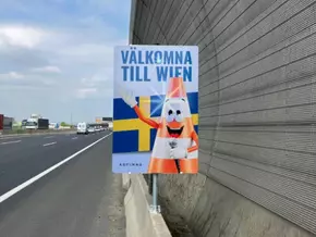 Autobahn-Plakate begrüßen ESC-Gäste in ihrer Landessprache
