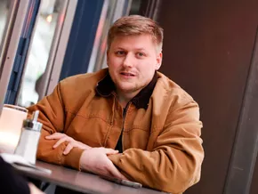 El Hotzo schreibt über die Fernsehwelt - und liest in Wien