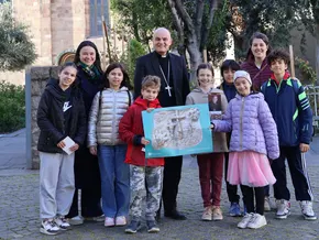 Ministranten aus St. Jakob überbringen Ostergrüße an Bischof Ivo Muser