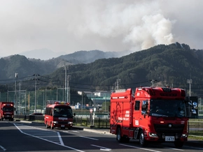 Japanische Feuerwehr wegen Waldbränden im Großeinsatz