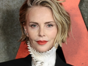 Töchter von Charlize Theron sind "hormonelle Albträume"