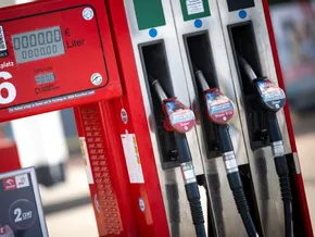 Marterbauer drängt Brüssel zu Übergewinnsteuer auf Sprit