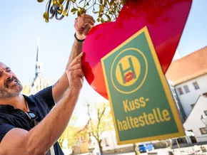Kuss-Haltestelle in deutscher Stadt sorgt für Glücksmomente