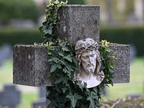 Unbekannte stehlen Goldzähne aus Gräbern und Grüften