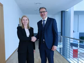 DB-Chefin Evelyn Palla bei Südtiroler Landeshauptmann