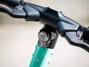 Elektroroller: Kennzeichen, Versicherung und Helmpflicht ab 16. Mai