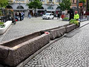 Blumenkästen aus Porphyr statt New-Jersey-Betonbarrieren