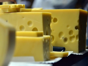 Schweizer bangen um die Löcher im Emmentaler Käse