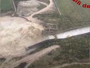 Italien: Stausee muss Wasser ablassen - VIDEO