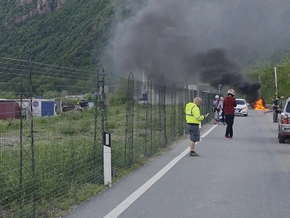 Motorrad geht nach Unfall in Flammen auf