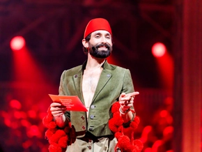 Tom Neuwirth gibt den Frosch bei "Pride-Fledermaus" in Wien