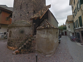 Mann klettert nachts auf Kirche in Bozen