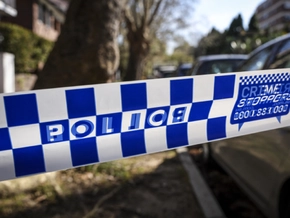 Auto fährt in Australien in Menschengruppe