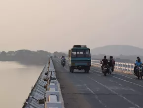 Inder kommt mit Leiche seiner Schwester in Bank