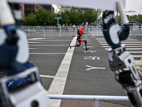 “Blitz”-Roboter laufen Menschen bei Peking-Marathon davon