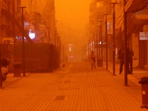 Saharasand färbt Urlaubsinsel rot – VIDEO