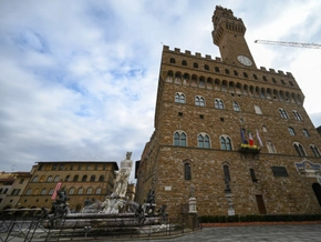 Touristin kletterte auf Neptunbrunnen in Florenz