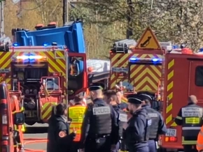 Schnellzug kracht in Lkw: Mindestens ein Todesopfer