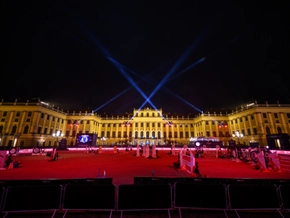3.000 Drohnen leuchten bei ESC-Show über Schloss Schönbrunn