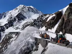 Timmelsjoch: Schneefräsen räumen Straße in Rekordzeit