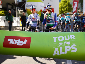 Nach Massensturz: Pidcock gewinnt dritte Etappe der Tour of the Alps