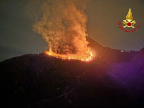 Wie ein Vulkan: Am Lago Maggiore brennt ein Berggipfel – VIDEO