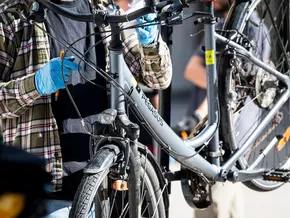 Mobile Radreparaturwerkstatt macht in 15 Gemeinden Halt