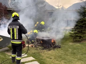 Holzlager in Brand geraten