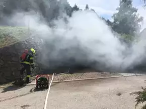 Alarm bei Gasthof: Hybridfahrzeug steht in Flammen