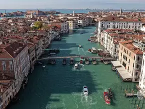 Unglaublich: „Maranza“-Boote rasen nachts mit lauter Musik durch Venedig