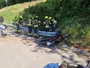 Motorradfahrer stürzt vier Meter in die Tiefe