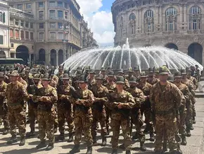 Unfreundlicher Empfang: „Achtung, belästigende Alpini in der Stadt!“