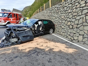 Verkehrsunfall zwischen Auto und Kleinbus bei Latsch