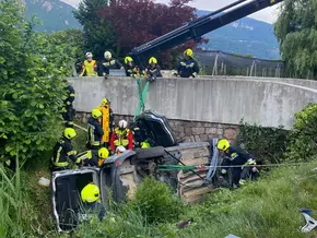 Auer: Pkw stürzt in Graben