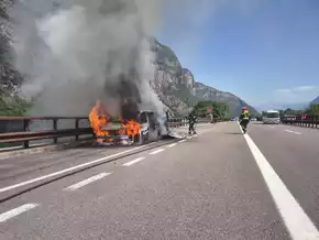 Lkw kippt um, Mercedes geht in Flammen auf