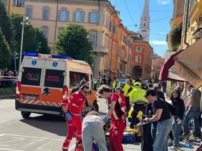 Modena: Auto fährt in Menschenmenge und Täter sticht auf Passanten ein