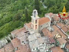Blitzschlag bringt Kirchturm teilweise zum Einsturz