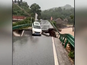 Fluss reißt Brücke samt Auto mit