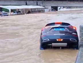 Hochwasser reißt Autos mit sich - VIDEO